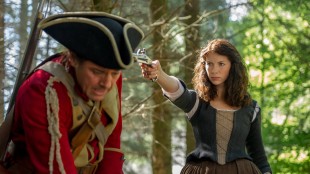 Claire (Caitriona Balfe) har erfaring fra 2. verdenskrig, noe som er nyttig når hun havner tilbake på 1700-tallet.(Foto: Viaplay, Sony Pictures Television)