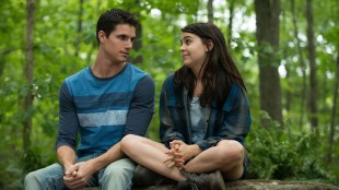 Bianca (Mae Whitman) får datehjelp av barndomskameraten Wesley (Robbie Amell) i The DUFF (Foto: SF Norge AS).