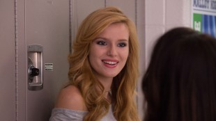 Madison (Bella Thorne) er skolens peneste og mest populære i The DUFF (Foto: SF Norge AS).