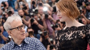 Woody Allen og Emma Stone før en pressekonferanse i Cannes (Foto: AFP PHOTO / BERTRAND LANGLOIS).
