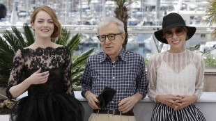 Skuespiller Emma Stone, regissør Woody Allen og skuespiller Parker Posey er i Cannes med Irrational Man (Foto: AP Photo/Lionel Cironneau).