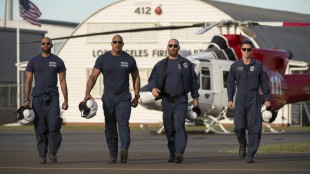 Dwayne Johnson (selvsagt den største av disse karene) spiller helikopterpilot i San Andreas (Foto: SF Norge AS).