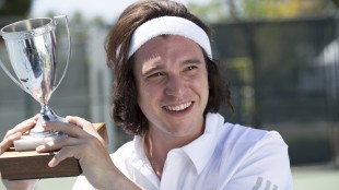 Charles Poole (Kit Harington) er på toppen av tennisrangeringen, og storfavoritt til å vinne Wimbledon-pokalen. (Foto: HBO Nordic)
