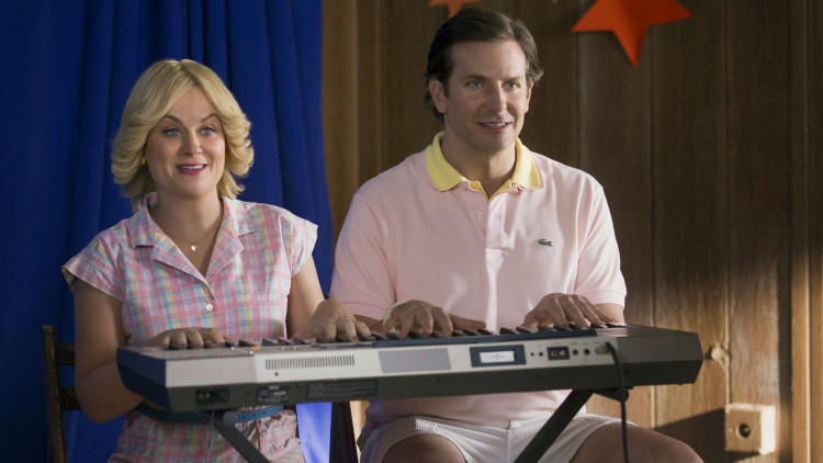 Amy Poehler og Bradley Cooper som teaterinstruktørene Susie og Ben i «Wet Hot American Summer: First Day of Camp». (Foto: Netflix).