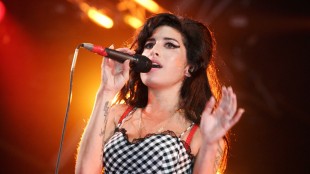 Dokumentarfilmen om Amy Winehouse gir henne musikalsk og menneskelig oppreisning (Foto: Rex Features / Norsk Filmdistribusjon). 