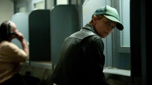 Libby (Charlize Theron) besøker sin trippeldrapsdømte bror i fengsel i Dark Places (Foto: SF Norge AS).