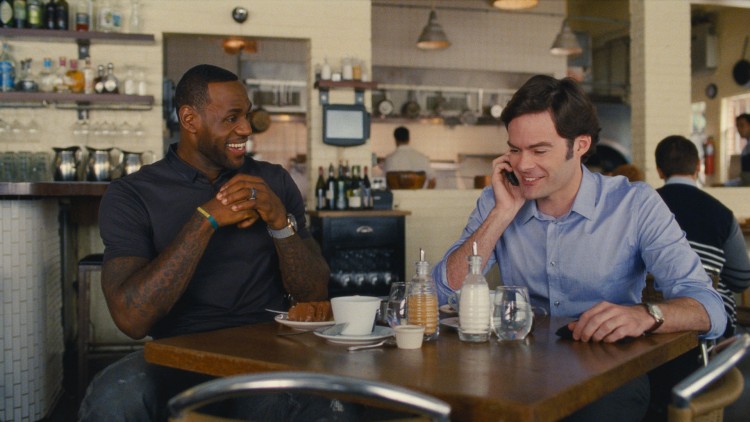 Basketstjerna LeBron James spiller seg selv, mens Bill Hader spiller sportslegen Aaron i Trainwreck (Foto: United International Pictures).