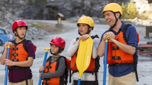 James, Kevin, Debbie og Rusty Griswold forsøker seg på rafting i Vacation (Foto: SF Norge AS).