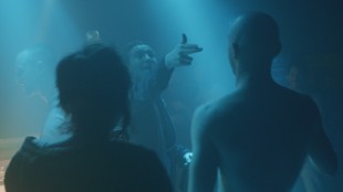 Victoria (Laia Costa), Sonne (Frederick Lau) og Boxer (Franz Rogowski) på nattklubb i En natt i Berlin (Foto: Arthaus).