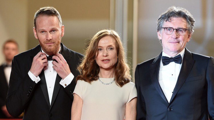 Joachim Trier, Isabelle Huppert og Gabriel Byrne poserer før Cannes-visningen av Louder Than Bombs (AFP PHOTO / ANNE-CHRISTINE POUJOULAT).