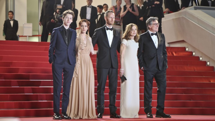 Devin Druid, Rachel Brosnahan, Joachim Trier, Isabelle Huppert, Gabriel Byrne kastet glans over Louder Than Bombs i Cannes (Photo by Vianney Le Caer/Invision/AP).