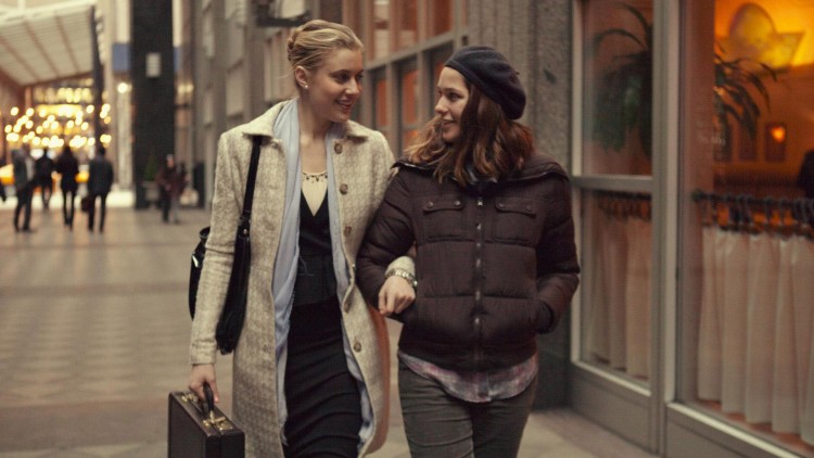 Brooke (Greta Gerwig) og Tracy (Lola Kirke) spaserer i New York i Mistress America (Foto: Tour de Force).