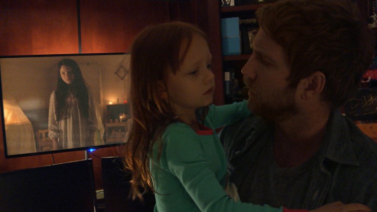 Leila (Ivy George) og pappa Ryan (Chris J. Murray) i Paranormal Activity: The Ghost Dimension (Foto: United International Pictures).