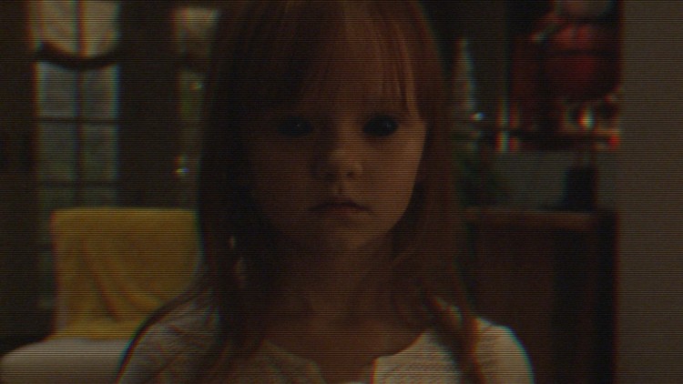 Leila (Ivy George) ser mørkt på tingenes tilstand i Paranormal Activity: The Ghost Dimension (Foto: United International Pictures).