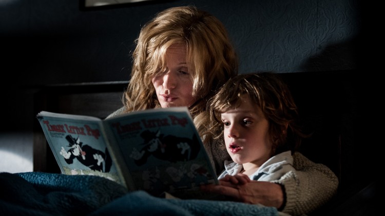 Amelia (Essie Davis) leser for sønnen Samuel (Noah Wiseman) i The Babadook (Foto: Another World Entertainment Norway AS).