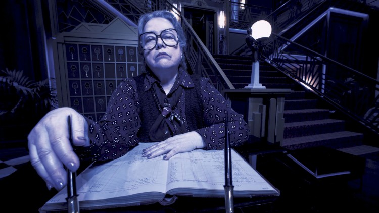 Kathy Bates som resepsjonisten Iris i American Horror Story: Hotel. (Foto: Frank Ockenfels, FOX).