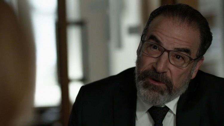 Saul, spilt av Mandy Patinkin, er forbanna på Carrie i sesong fem av Homeland. (Foto: Showtime).