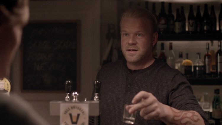 Anders Baasmo Christiansen spiller bartender med det noe spesielle navnet Bimbo i Hevn (Foto: Euforia/Den Siste Skilling).