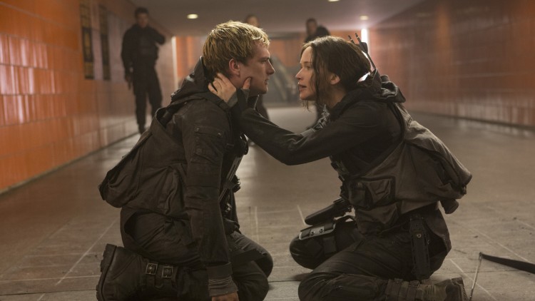 Peeta (Josh Hutcherson) og Katniss (Jennifer Lawrence) i The Hunger Games: Mockingjay Part 2 (Foto: Lionsgate).