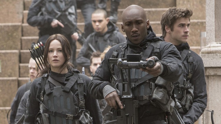 Jennifer Lawrence, Mahershala Alie og Liam Hemsworth i The Hunger Games: Mockingjay Part 2 (Foto: Lionsgate).