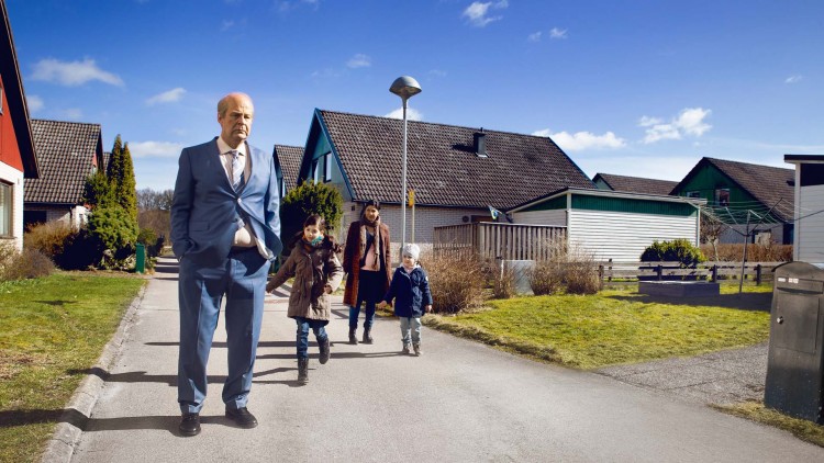 Ove (Rolf Lassgård) plages av nye naboer i En mann ved navn Ove (Foto: Nordisk Film Distribusjon AS).