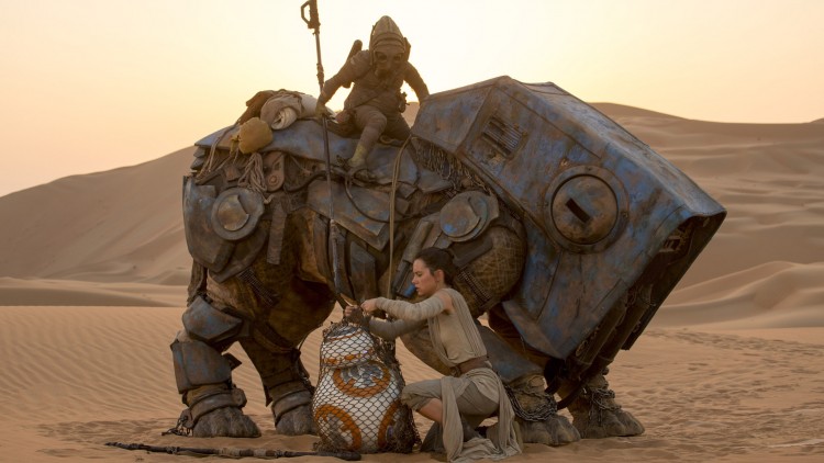 Rey (Daisy Ridley) finner BB-8 i Star Wars: The Force Awakens (Foto: © Lucasfilm Ltd. & TM. All rights reserved.).