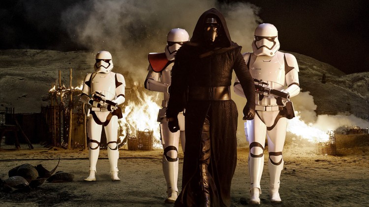 Kylo Ren (Adam Driver) er en ond kraft i Star Wars: The Force Awakens (Foto: © Lucasfilm Ltd. & TM. All rights reserved.).