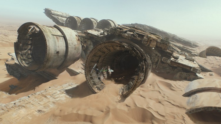 Millenium Falcon flyr inn i stort romskipsvrak på Jakku. Der er det mye sand! (Foto: © Lucasfilm Ltd. & TM. All rights reserved.).