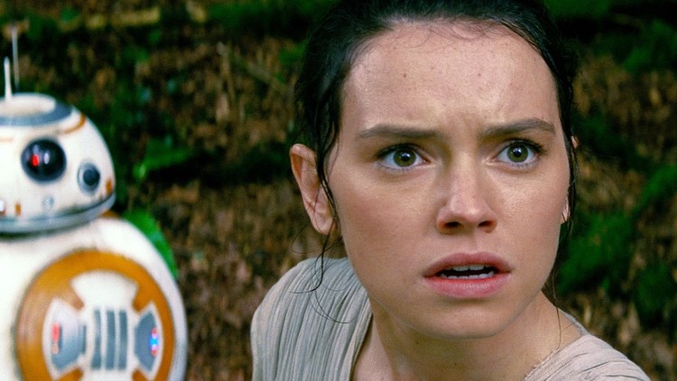 Daisy Ridley håper folk liker henne i rollen som Rey i Star Wars: The Force Awakens. (Foto: The Walt Disney Company).