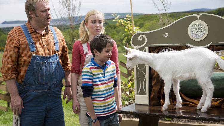 Goggen (Jeppe Beck Laursen), Grynet (Dagny Backer Johnsen), Gustav (Elias Søvold Simonsen og geita Houdini i Gråtass - gøy på landet! (Foto: Cinenord Kidstory).