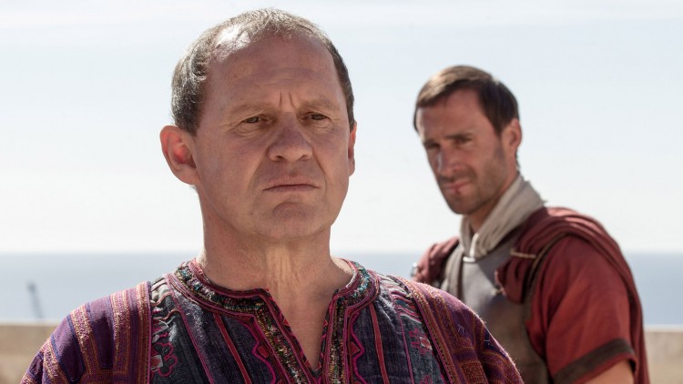 Pontius Pilatus (Peter Firth) befaler Clavius (Joseph Fiennes) i Risen (Foto: United International Pictures).