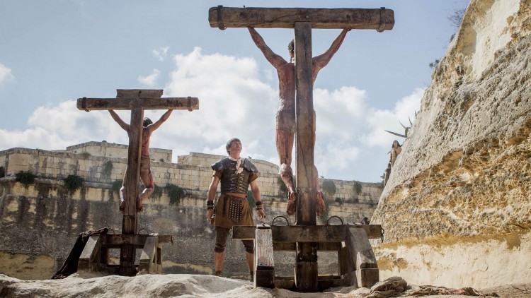 Jesus henger på korset i Risen (Foto: United International Pictures).