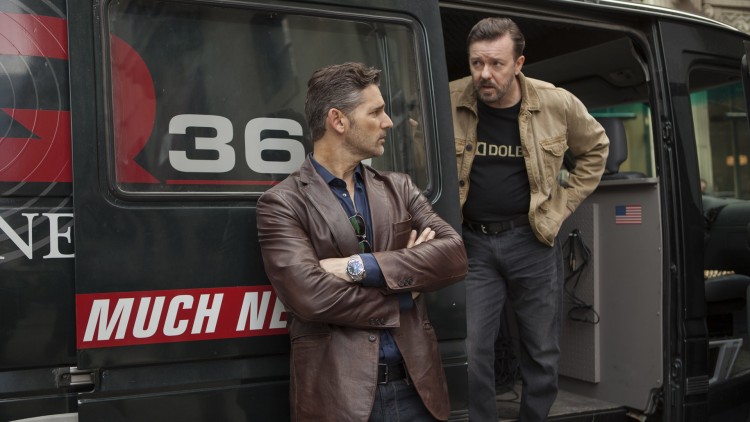 Ian Finch (Ricky Gervais) og Frank Bonneville (Eric Bana) jobber for radiokanalen 365 News i New York i Special Correspondents (Foto: Netflix).