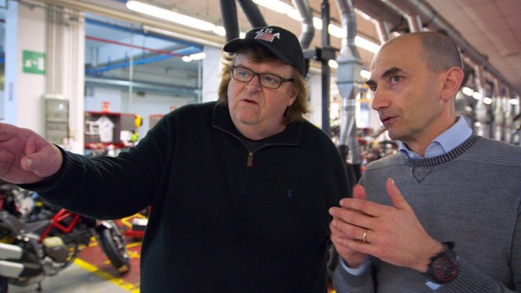 Michael Moore besøker Ducati-fabrikken i Italia i Where To Invade Next (Foto: Norsk Filmdistribusjon).