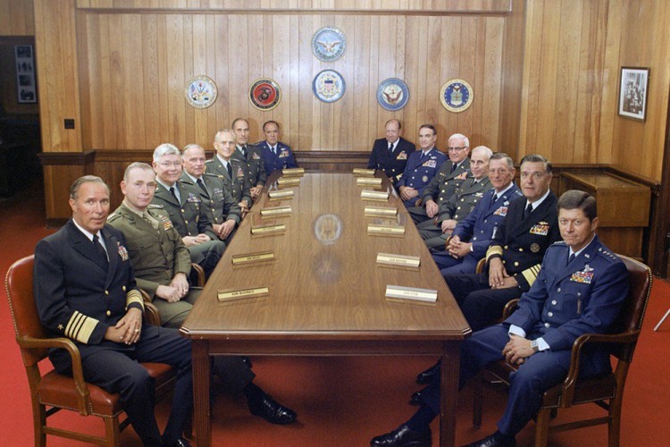 Nei, det er ikke disse herrene som invaderer Europa i Where To Invade Next, men bildet av dem er likefullt med i filmen (Foto: Norsk Filmdistribusjon).