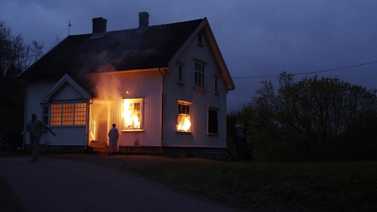 Erik Skjoldbjærg og kompani brant ned virkelige hus i filmen. (Foto: Nordisk Film Distribusjon AS).