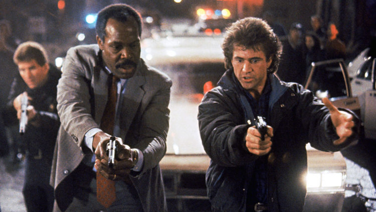 Det var Shane Black som skrev manuset til de to første Dødelig våpen-filmene med Mel Gibson og Danny Glover (Foto: Warner Bros.). 