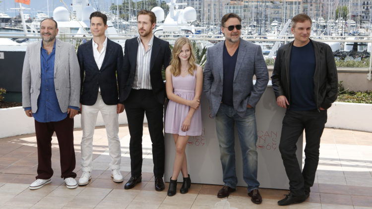Fra venstre: Produsent Joel Silver, skuespillerne Matt Bomer, Ryan Gosling, Angourie Rice og Russell Crowe og regissør Shane Black (Foto: AP Photo/Lionel Cironneau).