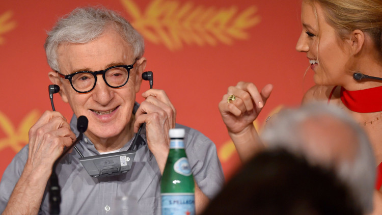 Regissør Woody Allen justerer øretelefonene, mens skuespiller Blake Lively ser på i Cannes (Foto: AFP PHOTO / LOIC VENANCE).