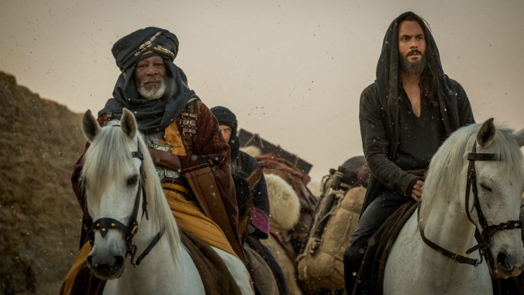 Ilderim (Morgan Freeman) og Judah Ben-Hur (Jack Huston) samarbeider i Ben-Hur (Foto: SF Norge).