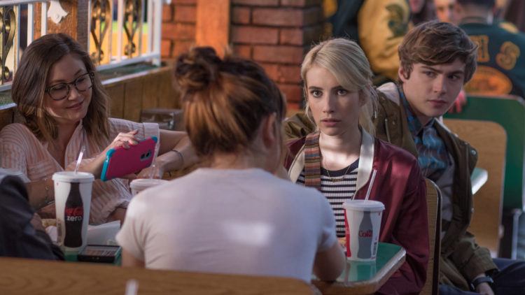 Vee (Emma Roberts) rådfører seg med vennegjengen i Nerve (Foto: Nordisk Film Distribusjon AS).