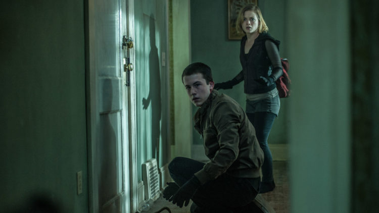 Alex (Dylan Minnette) og Rocky (Jane Levy) oppdager husets hemmeligheter i Don't Breathe (Foto: United International Pictures)