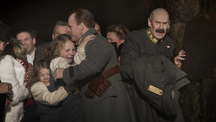 Kronprins Olav (Anders Baasmo Christiansen) og Kong Haakon (Jesper Christensen) og resten av kongefamilien søker tilflukt i Kongens nei (Foto: Paradox / Nordisk Film Distribusjon)