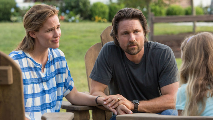 Christy (Jennifer Garner), Kevin (Martin Henderson) og Anna (Kylie Rogers - med ryggen til) i Miracles From Heaven (Foto: United International Pictures).