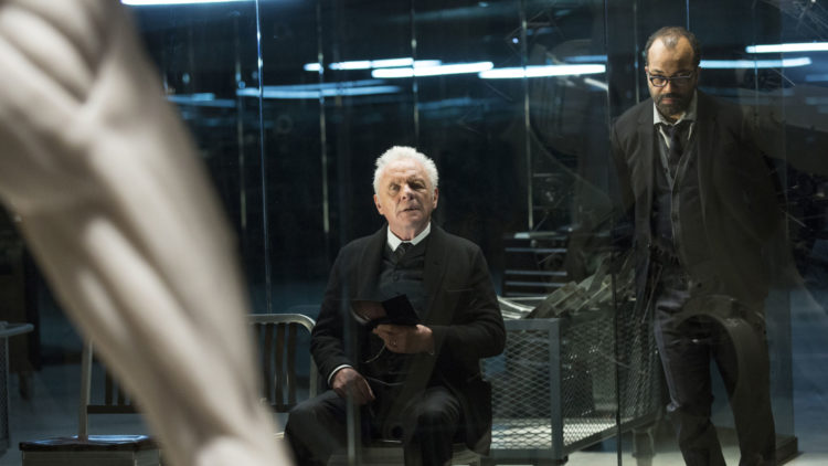 Dr. Robert Ford (Anthony Hopkins) er skaperen av fornøyelsesparken Westworld. Her flankert av sin androidespesialist Bernard (Jeffrey Wright). (Foto: HBO Nordic)