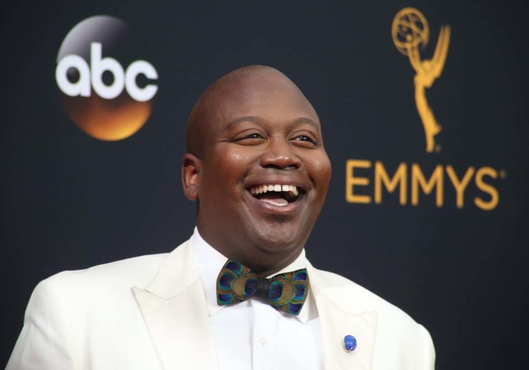 Tituss Burgess fra Unbreakable Kimmy Schmidt strålte i hvit smoking. (Foto: REUTERS/Lucy Nicholson, NTB Scanpix).