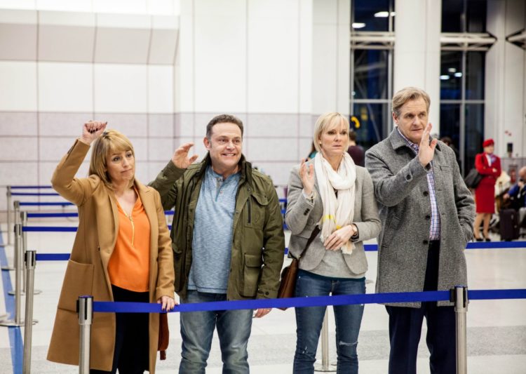 Fay Ripley, John Thomson, Hermione Norris og Robert Bathurst i Kalde føtter. (Foto: Big Talk Productions)