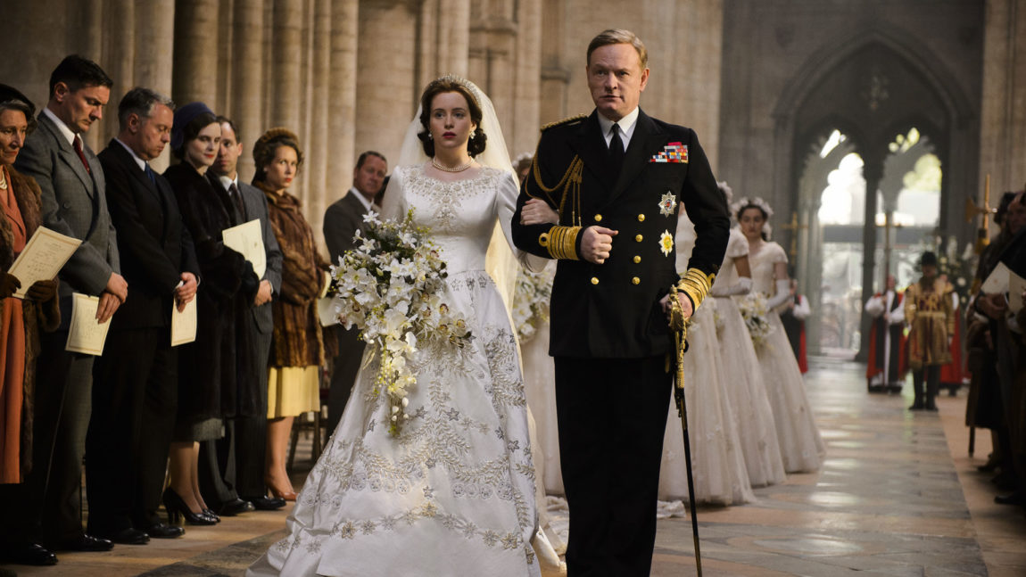 Elizabeth (Claire Foy) føres ned kirkegulvet av sin far (Jared Harris) (Foto: Netflix, Sony)