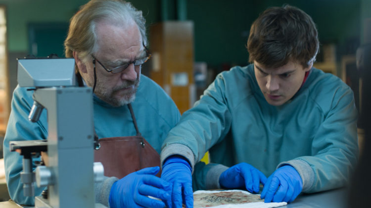 Tommy Tilden (Brian Cox) og sønnen Austin (Emile Hirsch) undersøker liket av en uidentifisert kvinne i The Autopsy of Jane Doe. (Foto: SF Studios)