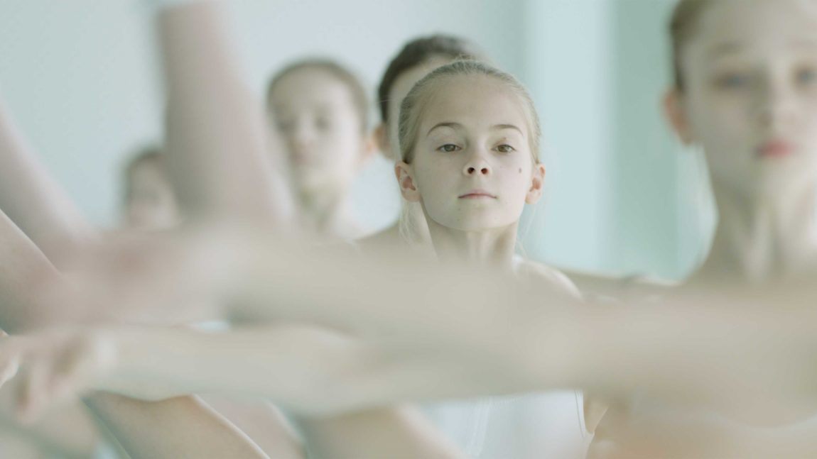 Nastya blir presset hardt av sine lærere på den russiske ballettskolen. (Foto: Sant&Usant).